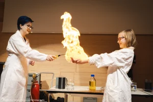 Sie wollen Kinder für Begeistern? Chemie generiert Spannung, Themenvielfalt garantiert. Ich gehe individuell auf ihre Rahmenbedingungen ein, bringe alles Material selbst mit und bin Ansprechpartner für Sicherheit und Brandschutz.
