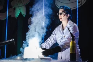 ei der Christmas Science Show werden 150 Schüler:innen vor Ort und über 10.000 Schüler:innen mit spektakulären Experimenten aus der Welt der Chemie verzaubert.